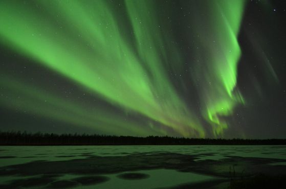 Аврорално изображение, наблюдавано над река Kitinen в Sodankylä, Финландия. Кредит: Daniel Whiter