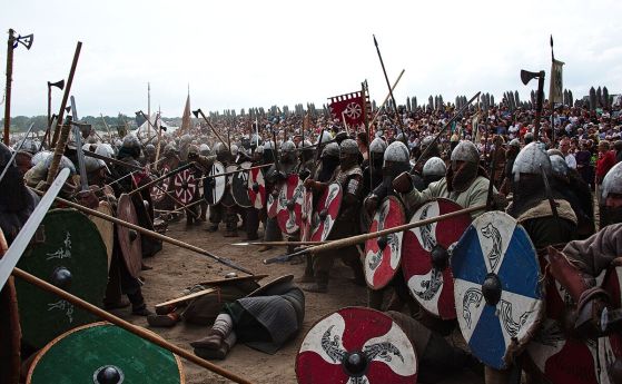 Възстановка на битка на Славянско-викингския фестивал във Волин