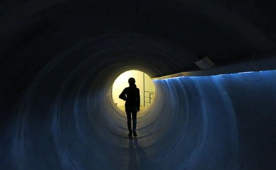 жена в тунел