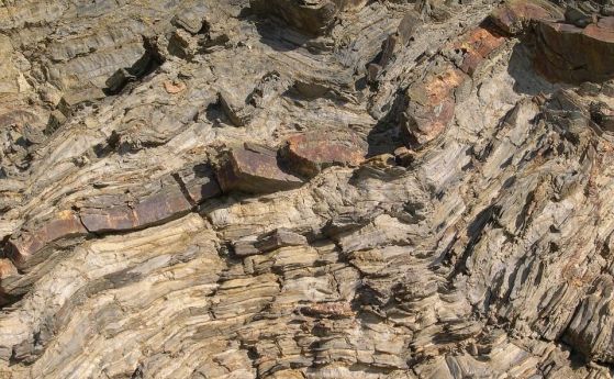 Снимка на изкривени шисти, западно крайбрежие, Португалия.