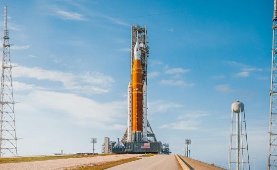 Прототип.на "Системата за изстрелване в космоса" (Space Launch System), двустепенна свръхтежка ракета. 