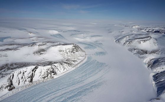 Ледник близо до ръба на гренландския леден щит в околностите на Прудоу Доум