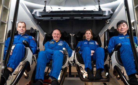 Екипаж 11, който бе свален по спешност от МКС