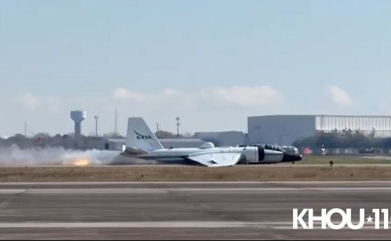 самолет на писта в пламъци и дим