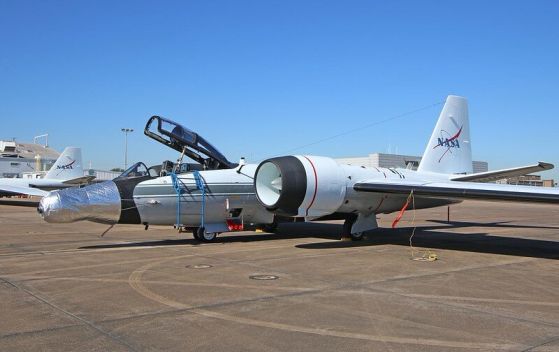 Снимка на самолет WB-57 на писта, подготвящ се за излитане