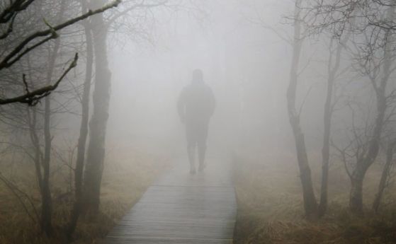 Човек в мъглив пейзаж