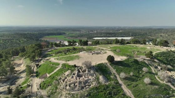 Тел Азека – въздушен изглед. Кредит: Emil Aladjem, Israel Antiquities Authority