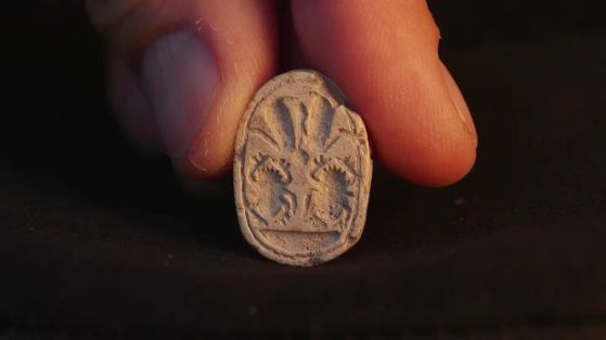 Печатът от Тел Азека. Кредит: Emil Aladjem, Israel Antiquities Authority
