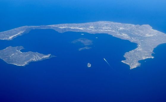 Изглед към калдерата на Санторини. 