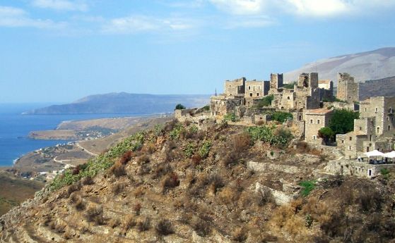 хълм с каменни къщи с удължен силует