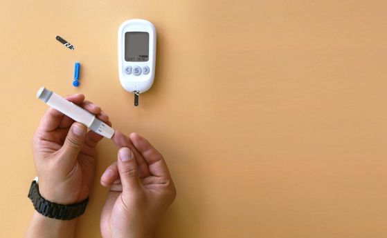 Човек, държащ глюкомер и спринцовка