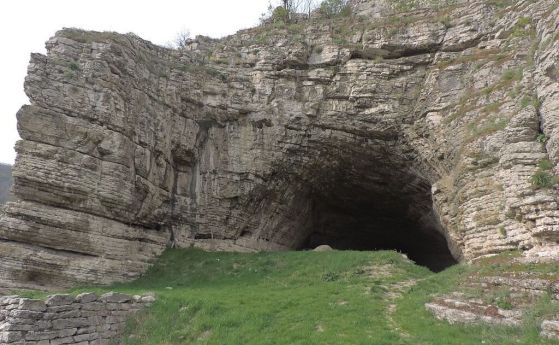 Входът на пещера Козарника.