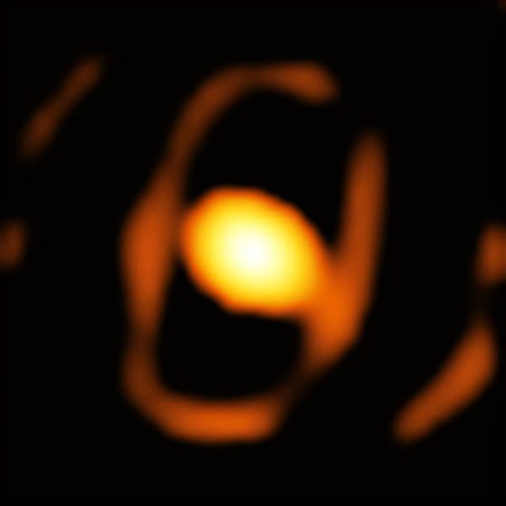 Изображение на WOH G64, направено от инструмента GRAVITY на интерферометъра на "Много големия телескоп" на "Европейската южна обсерватория" (VLTI на ESO)