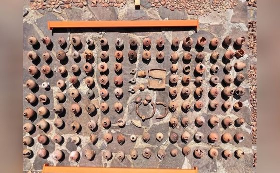 подредени десетки глинени съдове