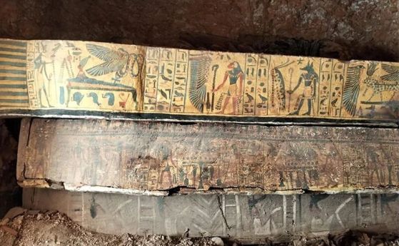 ярко изрисувани дървени ковчези