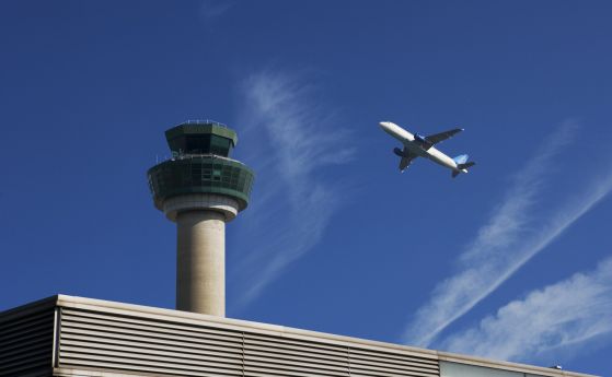 самолет във въздуха над летище