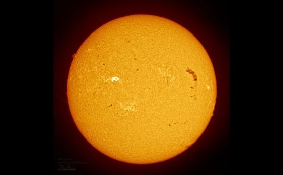 жълт диск на черен фон