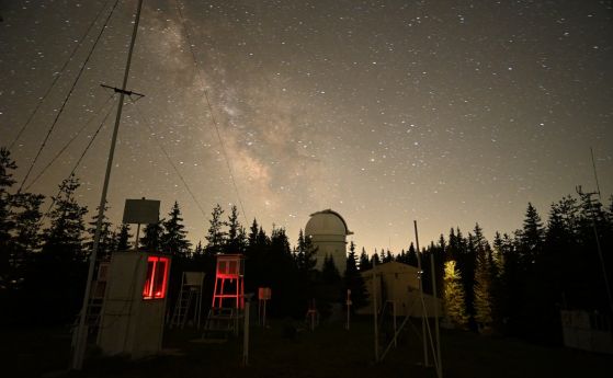 Млечният път над кулата на 2-метровия телескоп в НАО Рожен