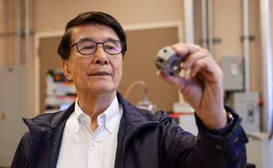 Професор Пол Чинг-Ву Чу държи диамантена наковалня в лаборатория на Университета в Хюстън. Тя се използва, за да помогне на екипа да счупи температурния рекорд за свръхпроводимост при нормално налягане.