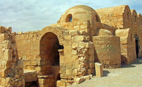 Източен изглед (фасада) и част от южната страна на Кусейр Амра, Йордания.