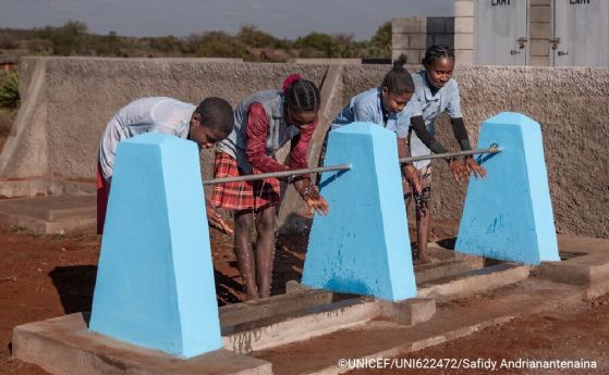 адрикански децз си мият ръцете