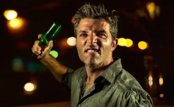 Мъж замахва с бутилка