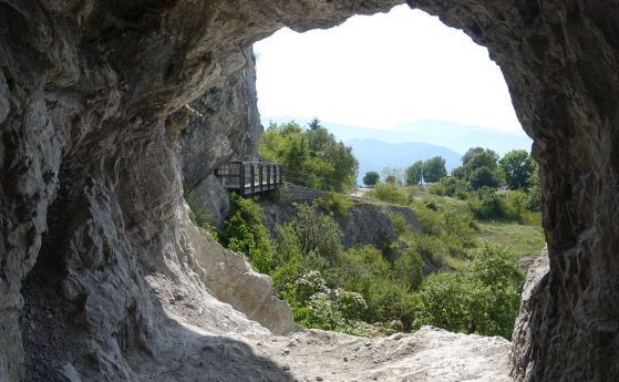 Изход на пещера, гледащ към планина