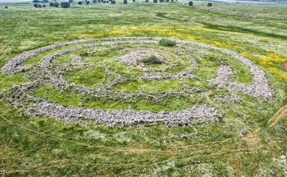 Въздушен изглед на древния мегалитен паметник Руджм ел-Хири в Голанските възвишения.