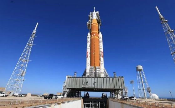 Ракетата Space Launch System на НАСА и космическият кораб Orion са на стартовия комплекс 39B във вторник, 31 март, преди планираното изстрелване на Артемис II.