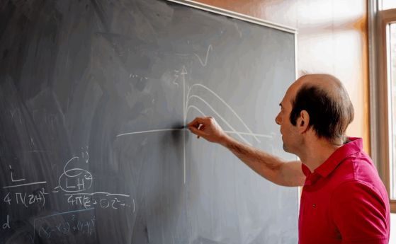 Д-р Ниайеш Афшорди пише формули