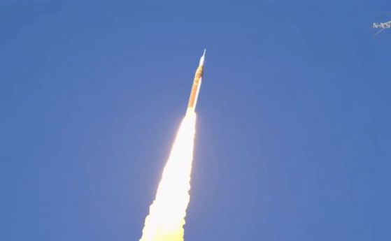 ракета излита в синьото небе