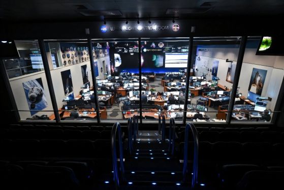 Диспечерите на полета на Артемис II наблюдават космическия кораб "Орион" от залата за контрол на полетите White в космическия център "Джонсън" в Хюстън, Тексас, на 6 април 2026 г