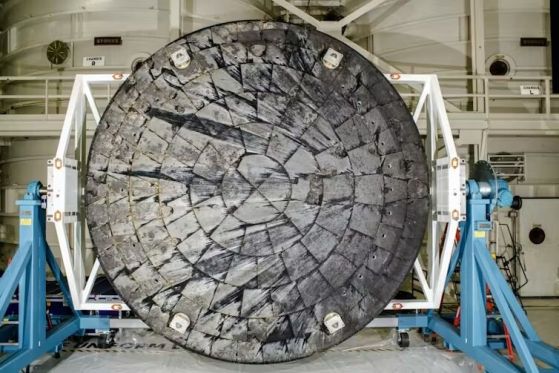 Изгорялата и почерняла горна част на космически кораб.