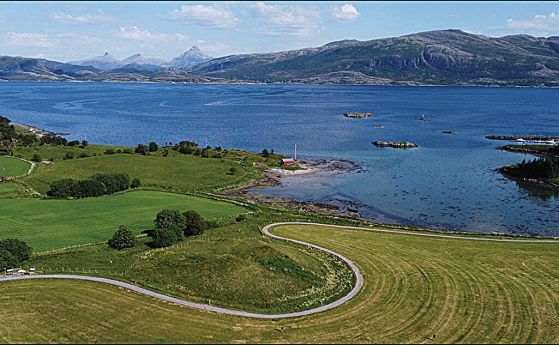 морски залив сред зелени хълмове