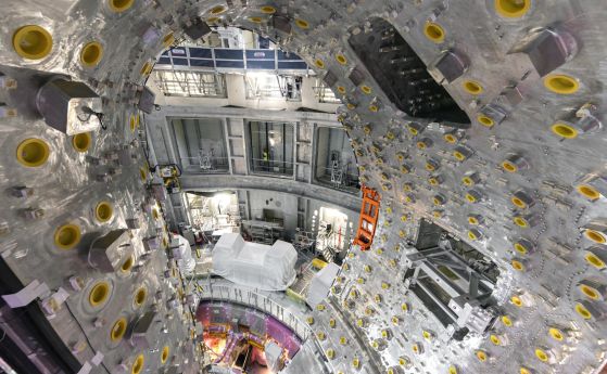 Гъстата "гора" от приставки във вътрешността на вакуумния съд на ITER. 