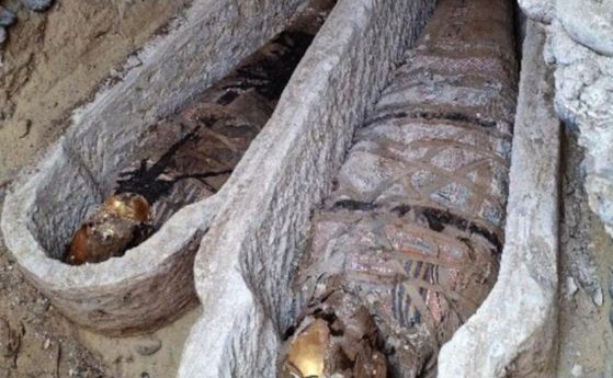 Мумия от римската епоха с украсени ленени платове, открита в Ал-Бахнаса, Миня.