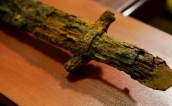 Дръжката на гигантската сабя, намерена в Русия. 