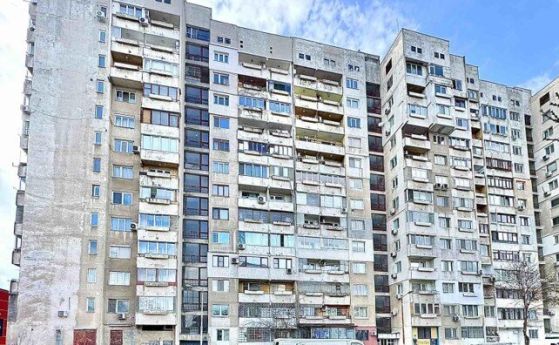 Сграда, преди саниране.