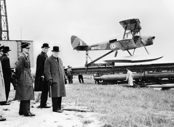 Уинстън Чърчил и други лица очакват старта на de Havilland Queen Bee, 6 юни 1941 г.
