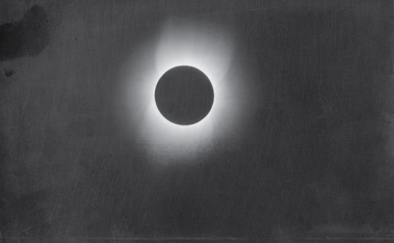 Пълно слънчево затъмнение от 28 май 1900 г., фотографирано в Уейдсборо, Северна Каролина от Томас Смили за експедицията за слънчево затъмнение на Смитсониън, за да се заснеме фотографско доказателство за слънчевата корона. Член на Сарос серията 41