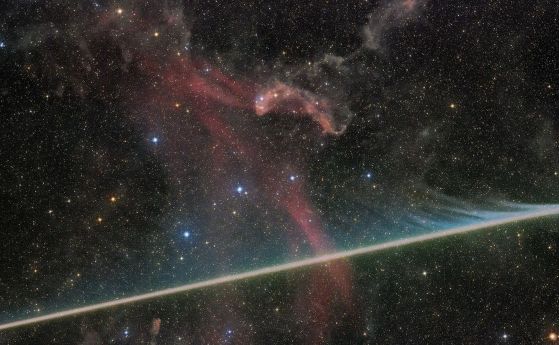 Изображението показва мъглявината Лацерта, Гущер (лат. Lacerta) като обширно поле от светещ газ, оформено от активността на близките звезди, докато метеор оставя ярка следа на преден план. Двата обекта не са свързани физически, но въпреки това споделят ед