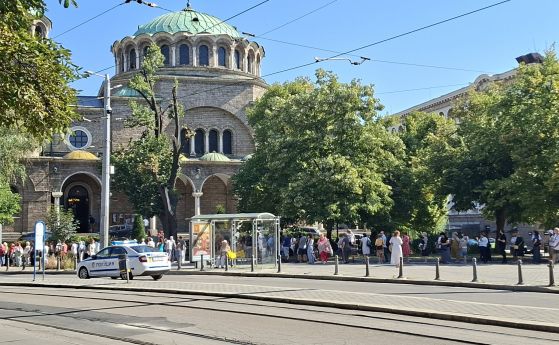 Огромната опашка от вярващи пред "Света София",