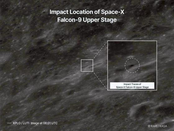 Сателитно изображение показва мястото на удара на втория етап на ракета Falcon 9 на SpaceX, след като тя се разби в Луната на 5 август. Кредит: KARI/KASA