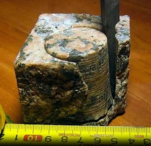 Дупките са гладки, но издълбани в гранит. Около 2494–2345 г. пр.н.е. в Абусир в Египет, строители от Петата династия пробили цилиндрични отвори в твърд камък в пирамидалния комплекс. Повърхностите изглеждат равни и контролирани. Изкривината подсказва ротационно пробиване. Гранитът се съпротивлява на оформяне, но дупките запазват постоянна форма. Тези характеристики са вградени в структурни блокове, свързани с храмове и пирамиди. Прецизността е видима от близко разстояние. Ancient Puzzle