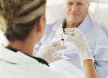 Медицинска сестра поставя инжекция на пациент на легло