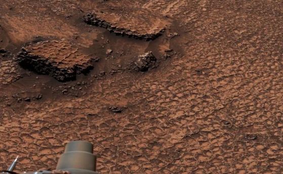 Марсоходът Curiosity на НАСА е заснел този близък план, разкривайки отчетливата текстура на пчелна пита на тези многоъгълни пукнатини. 