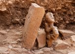 Новооткритата 11 000-годишна композитна статуя в Карахан тепе изобразява човешка фигура, седнала на гърба на леопард.