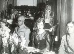 Кралица Назли Сабри (в средата) и други монархически особи от семейството . Вляво от нея е съпругът ѝ – Фуад І.