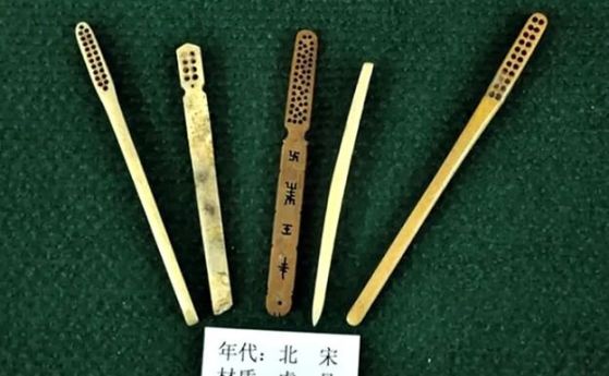Дръжки на четките за зъби от династията Сун (960–1279) от тигрова кост.