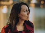 зряла тъмнокоса жена в червено